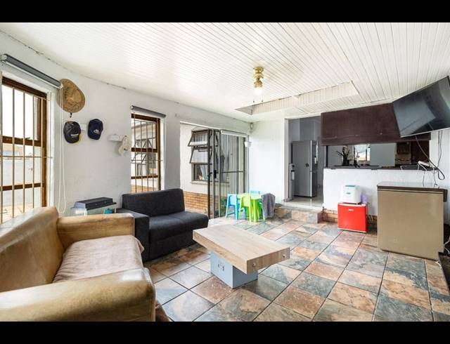 4 BEDROOM HOUSE FOR SALE IN WINDSOR PARK